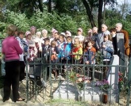 У могилы А. М. Листопадова.