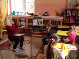 Сотрудник детского отделения библиотеки имени А.И. Куприна провел в детском саду № 204 «Мотылек» беседу-обзор «Знаете, каким он парнем был». 