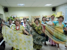 Участники танцевального коллектива «Сударушка» исполнили танец «Осенний вальс»