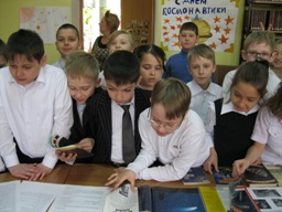 11 апреля 2011г. отдел иностранной литературы Центральной библиотеки им. М. Горького организовал в средней школе № 82 праздник, посвященный Году космонавтики. 